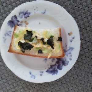 小ネギと海苔チーズのピリ辛トースト